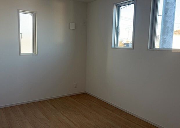 【洋室】洋室のメリットは重い家具が置きやすく、身の回りが整理しやすいことです。 床がフローリングのため畳とは異なり凹みにくいです。 クローゼットなど収納が豊富で、普段使わない旅行カバンや服の整頓も簡単にです。