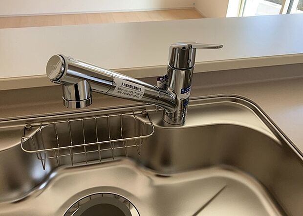 【キッチン水栓】キッチン水栓は、毎日必ず使うものだからこそ、使いやすさが重要です。シャワーヘッドの切り替えがスムーズか、吐水量が調節できるか、水しぶきが飛び散りにくい構造か、浄水機能が付いているかなど、日々の家事を快適にするための機能が数多くあります。また、デザインも多種多様なので、キッチン全体の雰囲気に合わせたものを選ぶことができます。