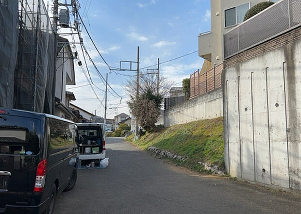 【物件からの展望_2】眺望を気にして物件を探す場合、前面に建物が建っていないか現地で確認しましょう!前面に建物があると景色はもちろん、日当たりや風通しにも影響が出てきます。住んだ時のことを想像しながら現地見学をしましょう。