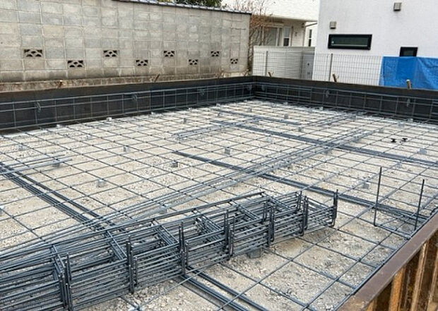 【構造・工法・仕様_2】ベタ基礎とは、柱の位置に関係なく全体に基礎がある事を指し、面積が大きい分建物の重さを全体に分散できます。また、地面からの湿気や害虫を遮断でき、木造住宅で心配されるシロアリ被害を防ぐ効果も期待できます。