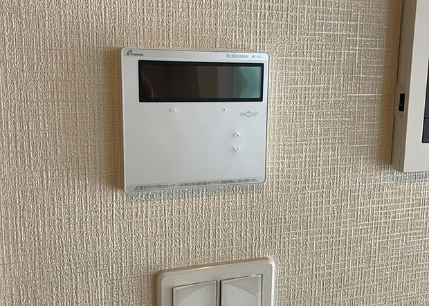 【給湯器リモコン】給湯器リモコンは、お風呂の温度設定やタイマー設定など、お風呂を快適に楽しむために欠かせないものです。液晶画面が大きく見やすいもの、操作ボタンが分かりやすいものなど、使いやすさが重要です。また、エコ機能が付いているものなら、光熱費の節約にもつながります。