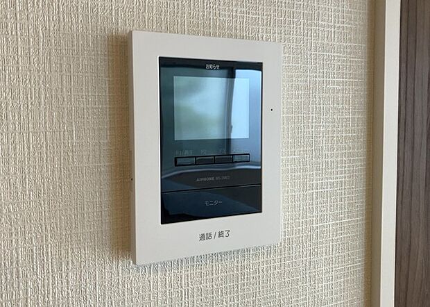 【TVモニター付きインターホン】TVモニター付きインターホンは、来訪者の顔を確認できるだけでなく、音声でやり取りすることもできるため、セキュリティ面で安心できる設備です。モニター画面が大きく見やすいもの、夜間でも来訪者をしっかりと確認できるものなど、機能性を重視したいところです。