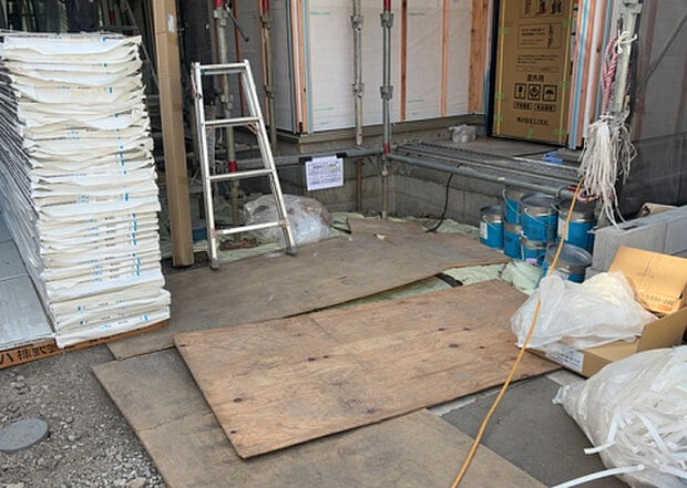 【庭_2】庭のある家に住むことのメリットとして、子どもたちの遊び場を確保できること、ガーデニングや家庭菜園を楽しめること、明るさを確保できることがあります。また、配置を工夫することでプライバシーが確保できます。