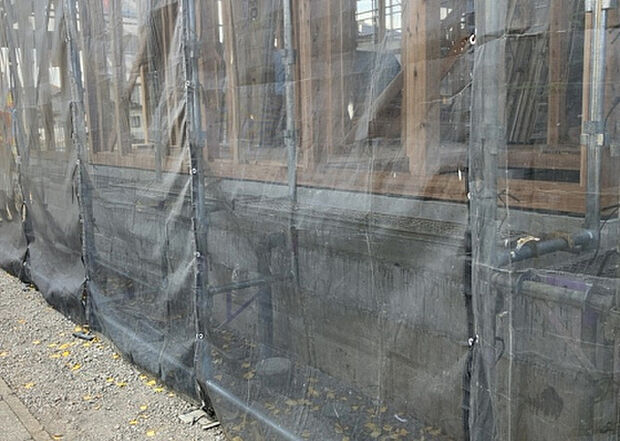 【構造・工法・仕様_2】ベタ基礎とは、柱の位置に関係なく全体に基礎がある事を指し、面積が大きい分建物の重さを全体に分散できます。また、地面からの湿気や害虫を遮断でき、木造住宅で心配されるシロアリ被害を防ぐ効果も期待できます。