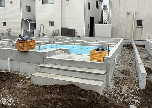 【玄関_2】玄関は、狭すぎると複数人で使いにくく、広すぎても無駄な空間になりがちです。最低2畳を目安にして、家の広さとの兼ね合いや家族の人数を考慮して決めるとよいでしょう。現地を見学して快適な玄関を選びましょう!