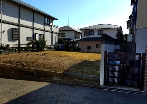 【物件からの展望_2】眺望を気にして物件を探す場合、前面に建物が建っていないか現地で確認しましょう!前面に建物があると景色はもちろん、日当たりや風通しにも影響が出てきます。住んだ時のことを想像しながら現地見学をしましょう。