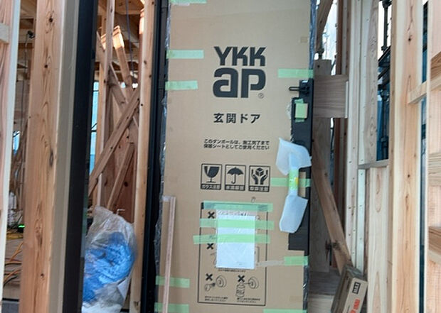 【玄関】玄関は家の顔でもあり、家族以外の目にも止まる場所です。玄関は外との間を仕切る扉、靴などをしまっておく収納スペース、靴脱ぎのたたきスペース、来客とのやり取りをするドアホンなど複数のアイテムからなります。