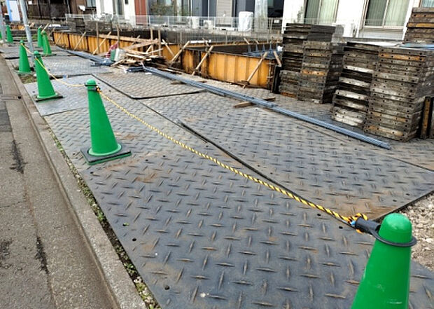 【駐車場_2】駐車場と明記されていても、最小スペースでつくられた駐車場だと大型車は駐車できなかったり、出入りしにくくなったりする可能性があります。お車のサイズと購入したい物件の駐車場のサイズを現地で確認しましょう。