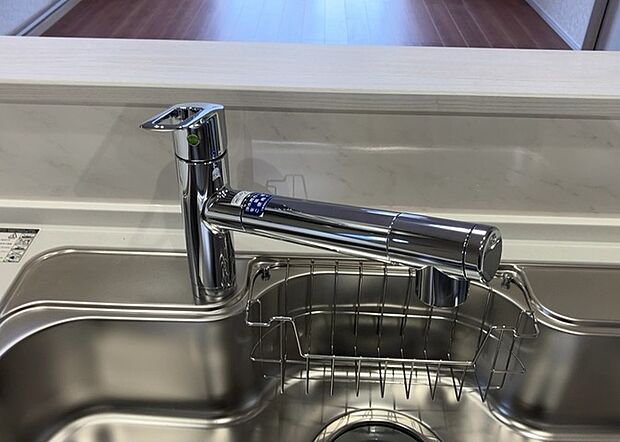 【キッチン水栓】キッチン水栓は、毎日必ず使うものだからこそ、使いやすさが重要です。シャワーヘッドの切り替えがスムーズか、吐水量が調節できるか、水しぶきが飛び散りにくい構造か、浄水機能が付いているかなど、日々の家事を快適にするための機能が数多くあります。また、デザインも多種多様なので、キッチン全体の雰囲気に合わせたものを選ぶことができます。
