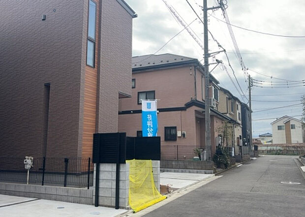 【前面道路含む現地写真_2】お持ちの車種によっては前面道路が広い方が便利でしょう。しかし、前面道路が広ければその分交通量が多くなるため、騒音などが気になる場合があります。実際に現地を見学し、周辺交通量や騒音などを確認しましょう!