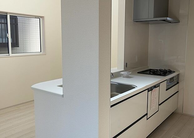 【TVモニター付きインターホン】TVモニター付きインターホンは、来訪者の顔を確認できるだけでなく、音声でやり取りすることもできるため、セキュリティ面で安心できる設備です。モニター画面が大きく見やすいもの、夜間でも来訪者をしっかりと確認できるものなど、機能性を重視したいところです。