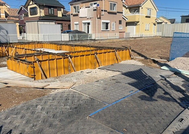 【玄関_2】玄関は、狭すぎると複数人で使いにくく、広すぎても無駄な空間になりがちです。最低2畳を目安にして、家の広さとの兼ね合いや家族の人数を考慮して決めるとよいでしょう。現地を見学して快適な玄関を選びましょう!