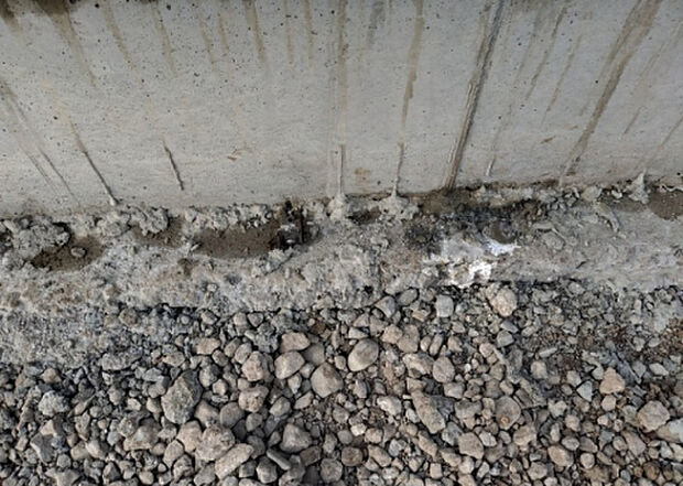 【構造・工法・仕様_2】ベタ基礎とは、柱の位置に関係なく全体に基礎がある事を指し、面積が大きい分建物の重さを全体に分散できます。また、地面からの湿気や害虫を遮断でき、木造住宅で心配されるシロアリ被害を防ぐ効果も期待できます。