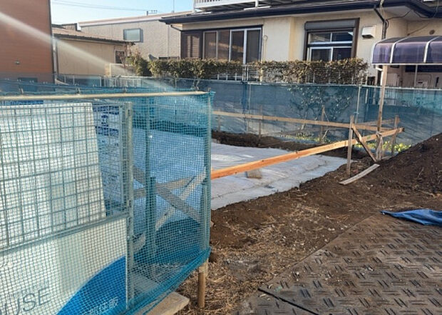 【構造・工法・仕様_2】ベタ基礎とは、柱の位置に関係なく全体に基礎がある事を指し、面積が大きい分建物の重さを全体に分散できます。また、地面からの湿気や害虫を遮断でき、木造住宅で心配されるシロアリ被害を防ぐ効果も期待できます。