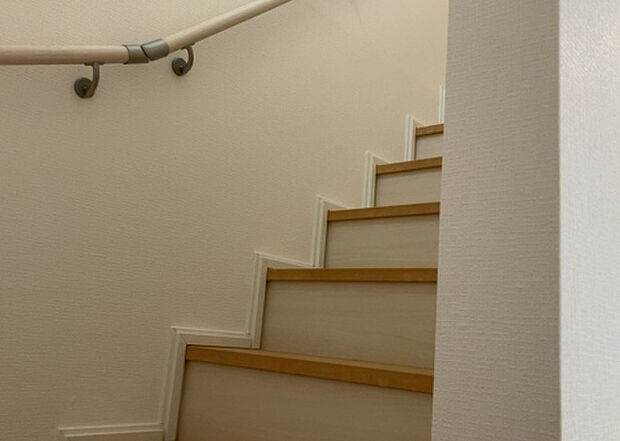 【内装】建物の上下階の通路である階段は、その位置によって動線や室内の印象が大きく左右されます。手摺にも重要な役割があり、転倒の防止・歩行や動作を円滑にして日常生活を支えることを主な目的として設置されています。