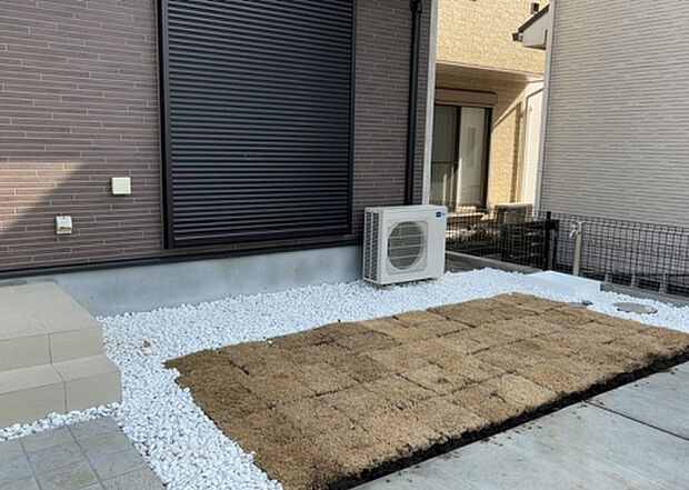 【庭】庭があることでガーデニングや家庭菜園はもちろん、こどもの遊び場やペットを放して遊ぶことができます。また、家の周囲に余裕があるということです。隣地との間があれば、十分な日当たりと、風通しが確保できます。