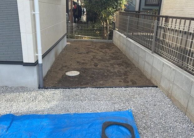 【庭】庭があることでガーデニングや家庭菜園はもちろん、こどもの遊び場やペットを放して遊ぶことができます。また、家の周囲に余裕があるということです。隣地との間があれば、十分な日当たりと、風通しが確保できます。