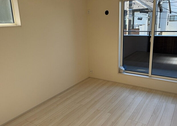 【洋室】洋室のメリットは重い家具が置きやすく、身の回りが整理しやすいことです。 床がフローリングのため畳とは異なり凹みにくいです。 クローゼットなど収納が豊富で、普段使わない旅行カバンや服の整頓も簡単にです。