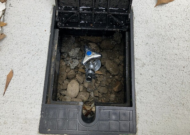 【その他設備】敷地内には、散水栓や立水栓があります。水道水を直接利用できるため、水を運ぶ手間を省くことが出来ます。大量の水を必要とする洗車作業や清掃などに役立ちます。その他設備とあわせて、現地でご確認ください。