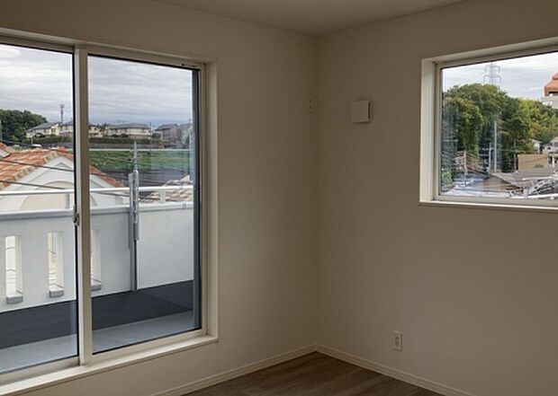 【洋室】洋室のメリットは重い家具が置きやすく、身の回りが整理しやすいことです。 床がフローリングのため畳とは異なり凹みにくいです。 クローゼットなど収納が豊富で、普段使わない旅行カバンや服の整頓も簡単にです。