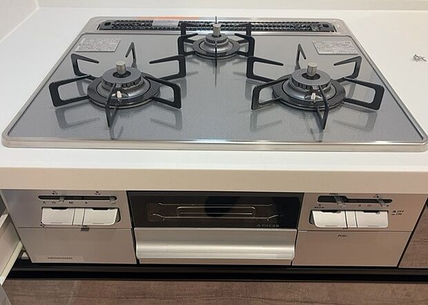 【キッチンコンロ】キッチンコンロは、料理の質を大きく左右する重要な設備です。火力調整のしやすさ、グリル機能の有無、安全装置の充実度など、選ぶポイントがたくさんあります。特に、IHクッキングヒーターは、お手入れのしやすさや安全性が高く、近年人気が高まっています。