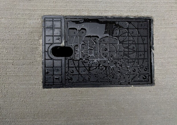 【その他設備】敷地内には、散水栓や立水栓があります。水道水を直接利用できるため、水を運ぶ手間を省くことが出来ます。大量の水を必要とする洗車作業や清掃などに役立ちます。その他設備とあわせて、現地でご確認ください。