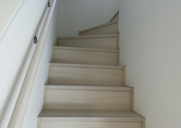 【内装】建物の上下階の通路である階段は、その位置によって動線や室内の印象が大きく左右されます。手摺にも重要な役割があり、転倒の防止・歩行や動作を円滑にして日常生活を支えることを主な目的として設置されています。