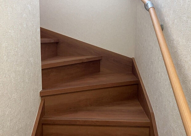 【内装】建物の上下階の通路である階段は、その位置によって動線や室内の印象が大きく左右されます。手摺にも重要な役割があり、転倒の防止・歩行や動作を円滑にして日常生活を支えることを主な目的として設置されています。