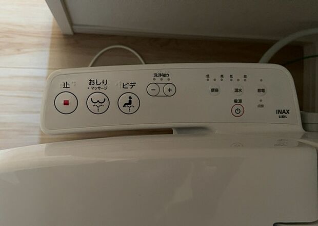 【ウォシュレット(リモコン)】ウォシュレットは、衛生面だけでなく、快適性も向上させる便利な設備です。洗浄機能の種類や水温調節機能など、様々な機能が付いたものが多くあります。リモコンも、操作が簡単で、使いやすいものを選びましょう。