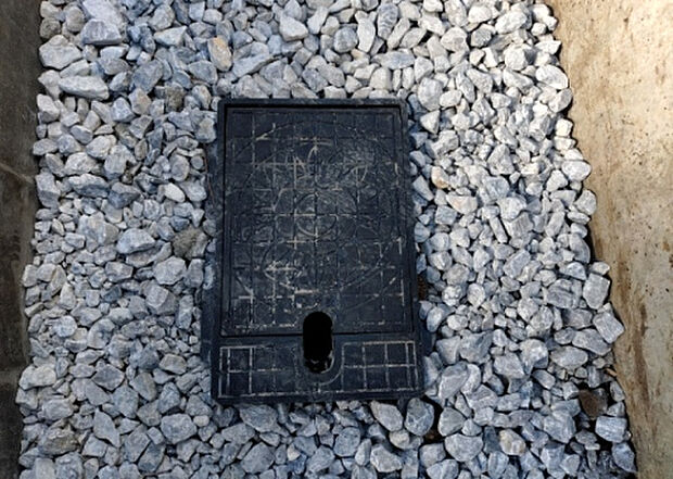 【その他設備】敷地内には、散水栓や立水栓があります。水道水を直接利用できるため、水を運ぶ手間を省くことが出来ます。大量の水を必要とする洗車作業や清掃などに役立ちます。その他設備とあわせて、現地でご確認ください。