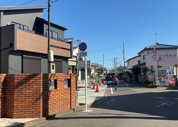 【前面道路含む現地写真_2】お持ちの車種によっては前面道路が広い方が便利でしょう。しかし、前面道路が広ければその分交通量が多くなるため、騒音などが気になる場合があります。実際に現地を見学し、周辺交通量や騒音などを確認しましょう!