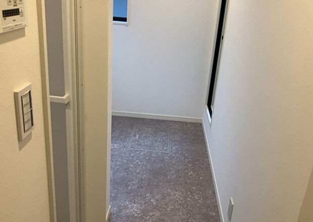 【脱衣場】多くの戸建て住宅で見かける洗面脱衣所は、洗面台と洗濯機が2畳ほどのスペースに並べられていて、洗面所が脱衣所を兼ね備えている間取りが一般的です。お客様が利用することもある、パブリックな空間でもあります。