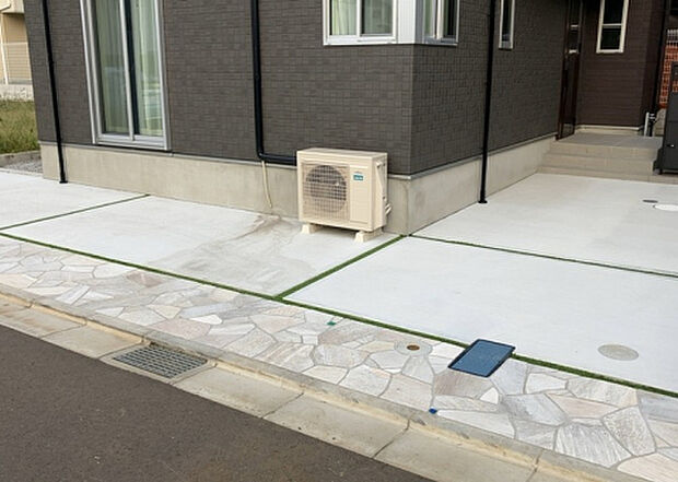 【駐車場】駐車場と明記されていても、最小スペースでつくられた駐車場だと大型車は駐車できなかったり、出入りしにくくなったりする可能性があります。お車のサイズと購入したい物件の駐車場のサイズを現地で確認しましょう。