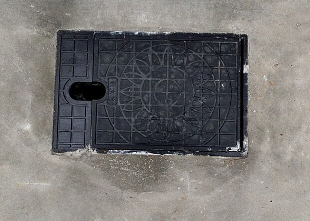 【外水栓】外水栓は、庭の水やりや洗車など、様々な用途に使える便利な設備です。ホースがしっかりと接続できるもの、水圧が安定しているものなど、使い勝手の良いものを選びましょう。また、凍結防止機能が付いているものなら、冬場でも安心して使用できます。