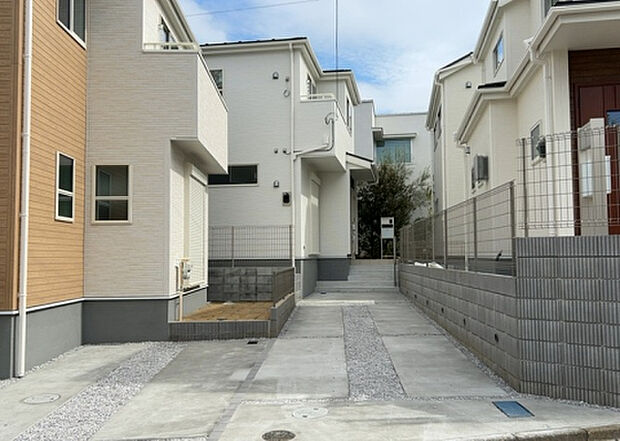 【前面道路含む現地写真_2】お持ちの車種によっては前面道路が広い方が便利でしょう。しかし、前面道路が広ければその分交通量が多くなるため、騒音などが気になる場合があります。実際に現地を見学し、周辺交通量や騒音などを確認しましょう!