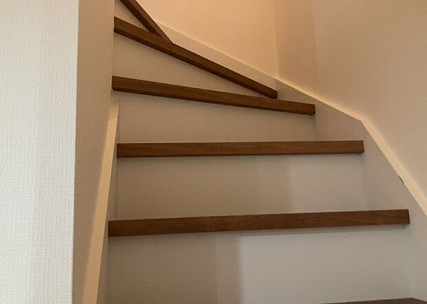 【内装】建物の上下階の通路である階段は、その位置によって動線や室内の印象が大きく左右されます。手摺にも重要な役割があり、転倒の防止・歩行や動作を円滑にして日常生活を支えることを主な目的として設置されています。