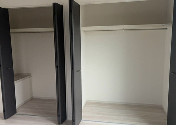 【ウォークインクローゼット】ウォークインクローゼットがあれば、クローゼット内でコーディネートが完成できますし、季節の変わり目に行う衣替えの手間も省けます。また、スーツケースなど大きいものもしまうことができ使い勝手がよいです。