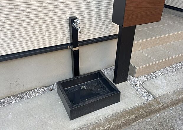 【外水栓】外水栓は、庭の水やりや洗車など、様々な用途に使える便利な設備です。ホースがしっかりと接続できるもの、水圧が安定しているものなど、使い勝手の良いものを選びましょう。また、凍結防止機能が付いているものなら、冬場でも安心して使用できます。