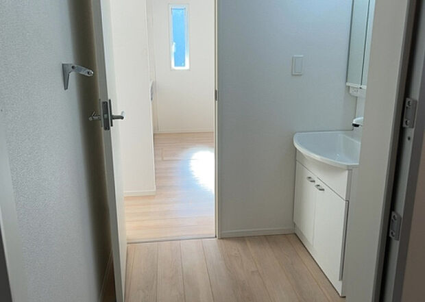 【脱衣場】多くの戸建て住宅で見かける洗面脱衣所は、洗面台と洗濯機が2畳ほどのスペースに並べられていて、洗面所が脱衣所を兼ね備えている間取りが一般的です。お客様が利用することもある、パブリックな空間でもあります。