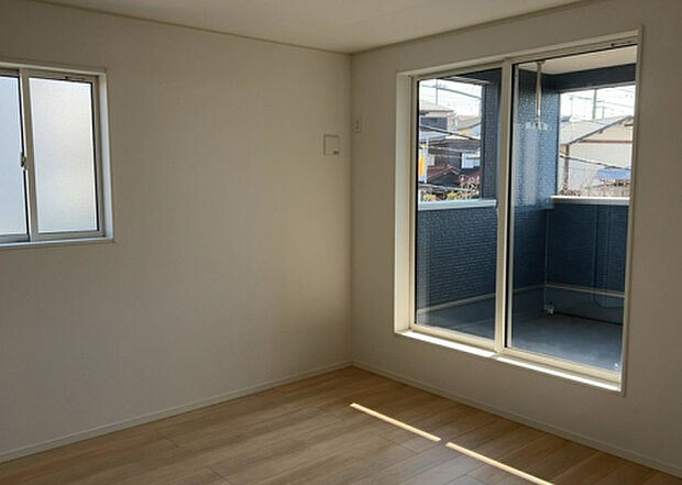 【洋室】洋室のメリットは重い家具が置きやすく、身の回りが整理しやすいことです。 床がフローリングのため畳とは異なり凹みにくいです。 クローゼットなど収納が豊富で、普段使わない旅行カバンや服の整頓も簡単にです。