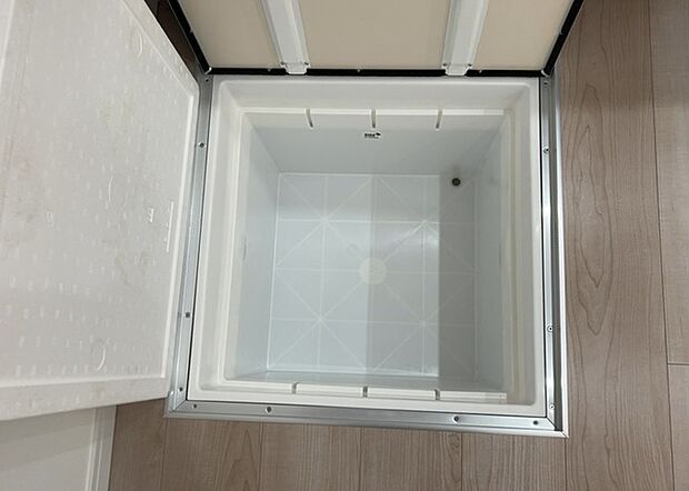 【キッチン床下収納】キッチン床下収納は、調理器具や食器などをスッキリと収納できる便利なスペースです。収納量が多いもの、引き出しがスムーズに開閉するものなど、使い勝手の良いものを選ぶことが大切です。また、湿気がこもりやすい場所なので、通気性の良いものを選ぶこともおすすめです。