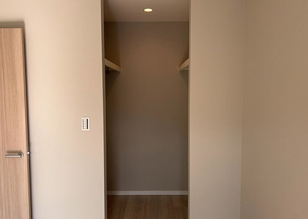 【ウォークインクローゼット】ウォークインクローゼットがあれば、クローゼット内でコーディネートが完成できますし、季節の変わり目に行う衣替えの手間も省けます。また、スーツケースなど大きいものもしまうことができ使い勝手がよいです。