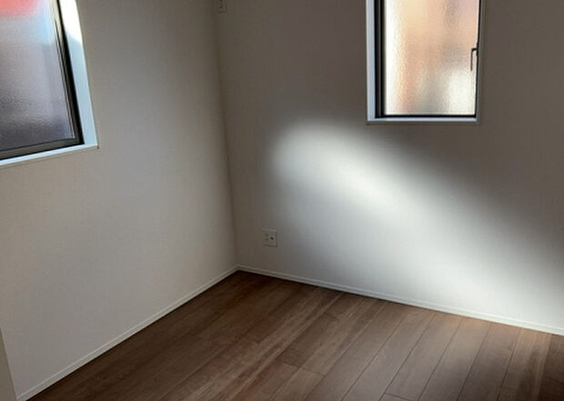 【洋室】洋室のメリットは重い家具が置きやすく、身の回りが整理しやすいことです。 床がフローリングのため畳とは異なり凹みにくいです。 クローゼットなど収納が豊富で、普段使わない旅行カバンや服の整頓も簡単にです。