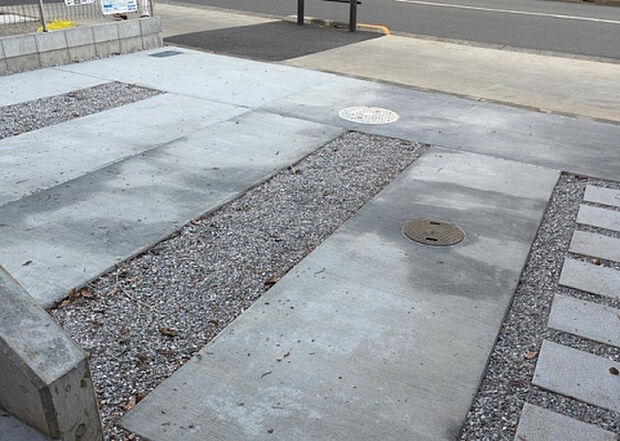 【駐車場】駐車場と明記されていても、最小スペースでつくられた駐車場だと大型車は駐車できなかったり、出入りしにくくなったりする可能性があります。お車のサイズと購入したい物件の駐車場のサイズを現地で確認しましょう。