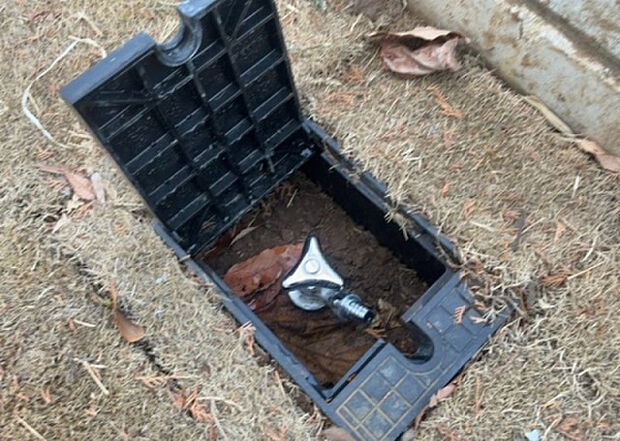 【その他設備】敷地内には、散水栓や立水栓があります。水道水を直接利用できるため、水を運ぶ手間を省くことが出来ます。大量の水を必要とする洗車作業や清掃などに役立ちます。その他設備とあわせて、現地でご確認ください。