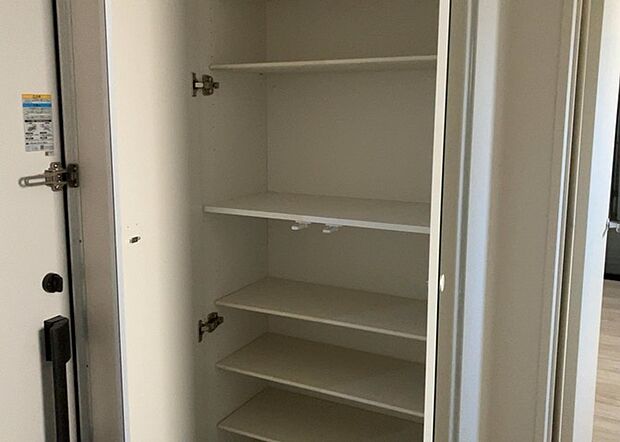 【玄関収納】玄関収納は、靴や傘、コートなどをスッキリと収納できるだけでなく、来客時に見せる顔となるため、家の顔とも言えます。収納量だけでなく、デザイン性も重視したいところです。ミラー付きの収納であれば、外出前の身だしなみチェックにも便利です。