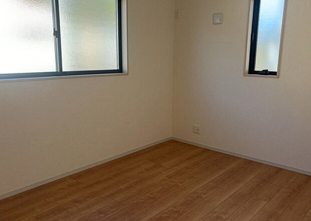 【洋室】洋室のメリットは重い家具が置きやすく、身の回りが整理しやすいことです。 床がフローリングのため畳とは異なり凹みにくいです。 クローゼットなど収納が豊富で、普段使わない旅行カバンや服の整頓も簡単にです。