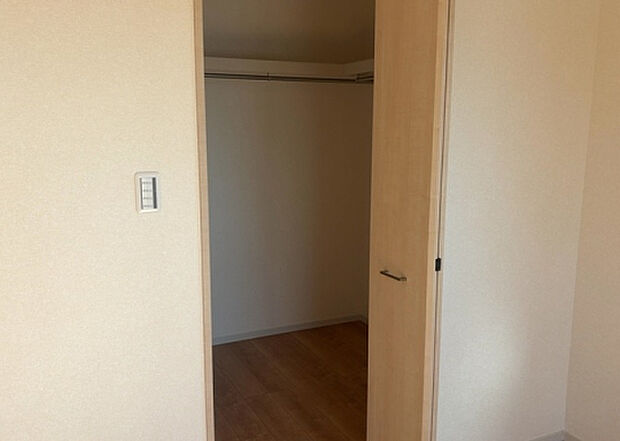 【ウォークインクローゼット】ウォークインクローゼットがあれば、クローゼット内でコーディネートが完成できますし、季節の変わり目に行う衣替えの手間も省けます。また、スーツケースなど大きいものもしまうことができ使い勝手がよいです。