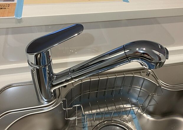 【キッチン水栓】キッチン水栓は、毎日必ず使うものだからこそ、使いやすさが重要です。シャワーヘッドの切り替えがスムーズか、吐水量が調節できるか、水しぶきが飛び散りにくい構造か、浄水機能が付いているかなど、日々の家事を快適にするための機能が数多くあります。また、デザインも多種多様なので、キッチン全体の雰囲気に合わせたものを選ぶことができます。