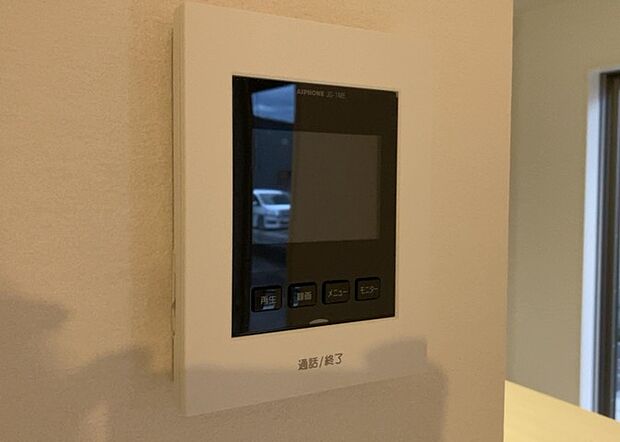 【ＴＶモニター付きインターホン】TVモニター付きインターホンは、来訪者の顔を確認できるだけでなく、音声でやり取りすることもできるため、セキュリティ面で安心できる設備です。モニター画面が大きく見やすいもの、夜間でも来訪者をしっかりと確認できるものなど、機能性を重視したいところです。